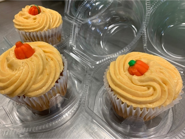 CCTC_CCPS's tweet photo. Calling all food lovers!  Check out the delicious cupcakes and Wednesday Night Dinners our Food and Beverage Management students cooked and baked up.
#CCTCGrows
#CTE https://t.co/AHdbd7cHLJ