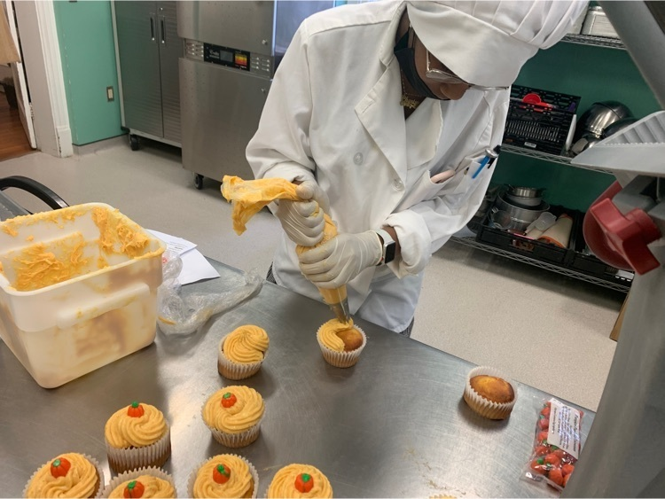 CCTC_CCPS's tweet photo. Calling all food lovers!  Check out the delicious cupcakes and Wednesday Night Dinners our Food and Beverage Management students cooked and baked up.
#CCTCGrows
#CTE https://t.co/AHdbd7cHLJ