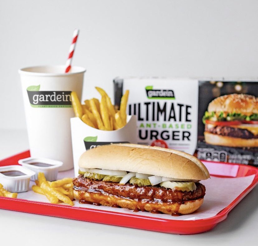 gardein's tweet image. Never wave farewell to your favorites! Instead say "hello" to the Plant-Based R’b sandwich that is here to STAY and satisfy all of your sweet and tangy cravings.Thanks to our friend, @thee_burger_dude, for recreating this delicious masterpiece with our Ultimate Plant-Based Burger