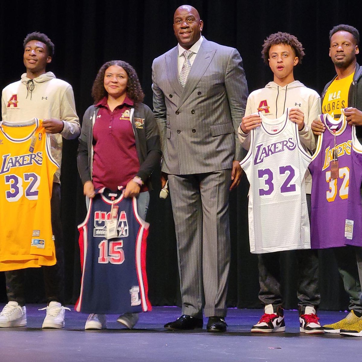 MagicJohnson's tweet photo. Today I spent the morning speaking to 400 high school student-athletes in El Paso, TX. I had so much fun talking to them about preparation, discipline, focus, how to take their game to another level, and last but not least, being excellent in the classroom! https://t.co/Zpn8U9uqiQ