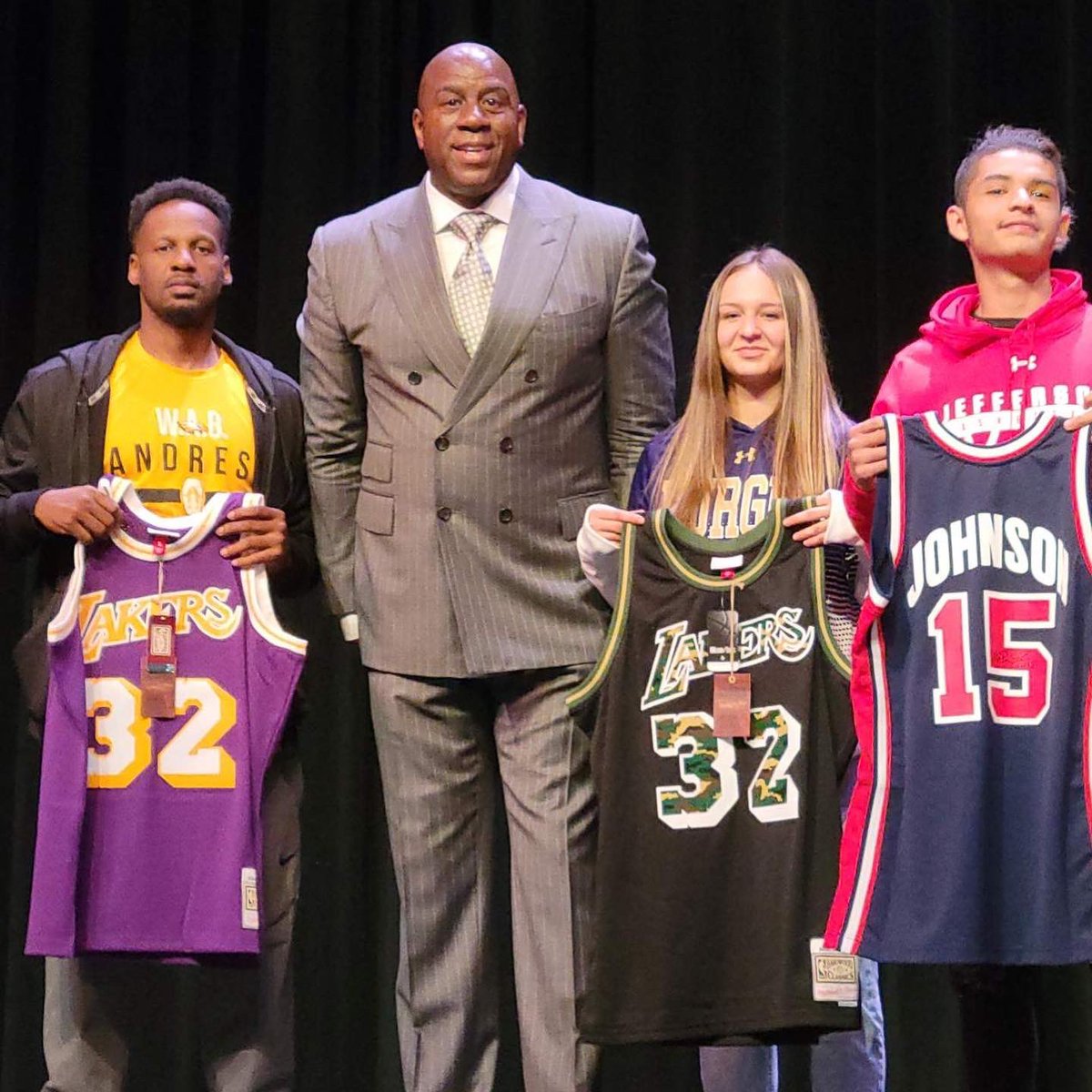 MagicJohnson's tweet photo. Today I spent the morning speaking to 400 high school student-athletes in El Paso, TX. I had so much fun talking to them about preparation, discipline, focus, how to take their game to another level, and last but not least, being excellent in the classroom! https://t.co/Zpn8U9uqiQ