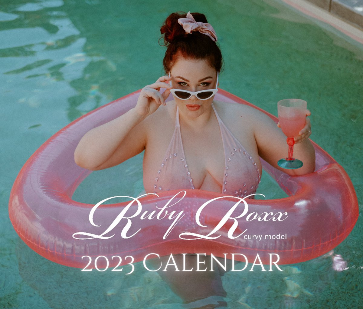 2023 Calendar Cover Reveal!

More info and pre orders here: rubyroxxmodel.com/store/p182/202…