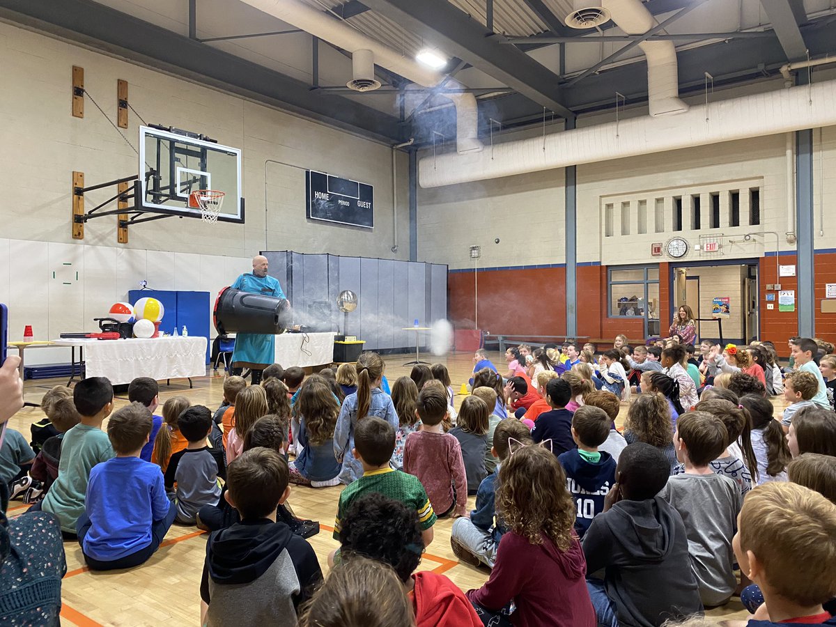 MrsHunterRoom7's tweet photo. Thanks, OPR PAC for providing the very entertaining and educational Extreme Science assembly today!  Lots of energetic learning!  Science is electrifying!  ⚡️ ❤️ @oprschool https://t.co/oaT55vrZ46