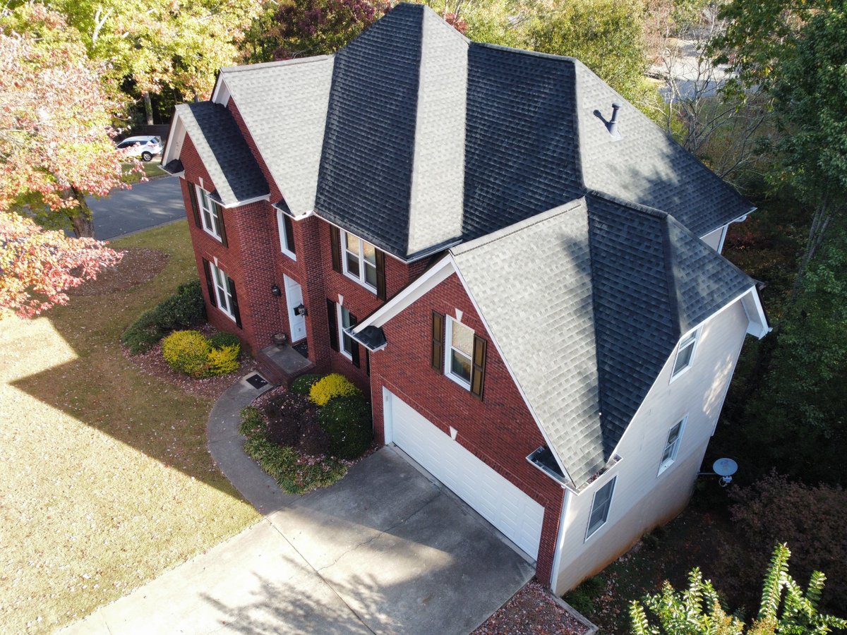 ProShieldGA's tweet image. Cheryl out in Duluth rocking her beautiful new install!! Bid Adam D helped her through her entire replacement and we are thankful she let our team work on her home. 

Call the Pros at SkyShield anytime!
📞 678-722-8904
📧 Info@skyshieldroofing.net