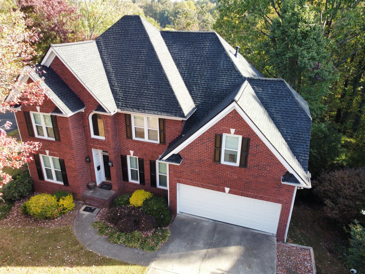 ProShieldGA's tweet image. Cheryl out in Duluth rocking her beautiful new install!! Bid Adam D helped her through her entire replacement and we are thankful she let our team work on her home. 

Call the Pros at SkyShield anytime!
📞 678-722-8904
📧 Info@skyshieldroofing.net