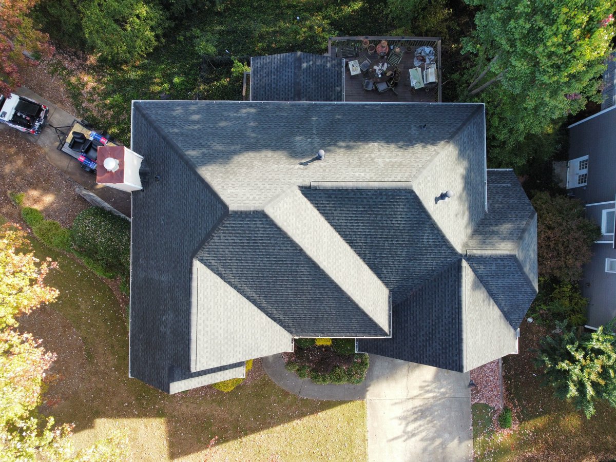 ProShieldGA's tweet image. Cheryl out in Duluth rocking her beautiful new install!! Bid Adam D helped her through her entire replacement and we are thankful she let our team work on her home. 

Call the Pros at SkyShield anytime!
📞 678-722-8904
📧 Info@skyshieldroofing.net