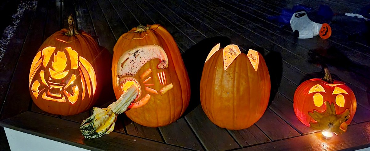 Alien Vs. Predator themed pumpkins this year!

OK I go back to writing now 

#WritingCommmunity #author #AuthorsOfTwitter