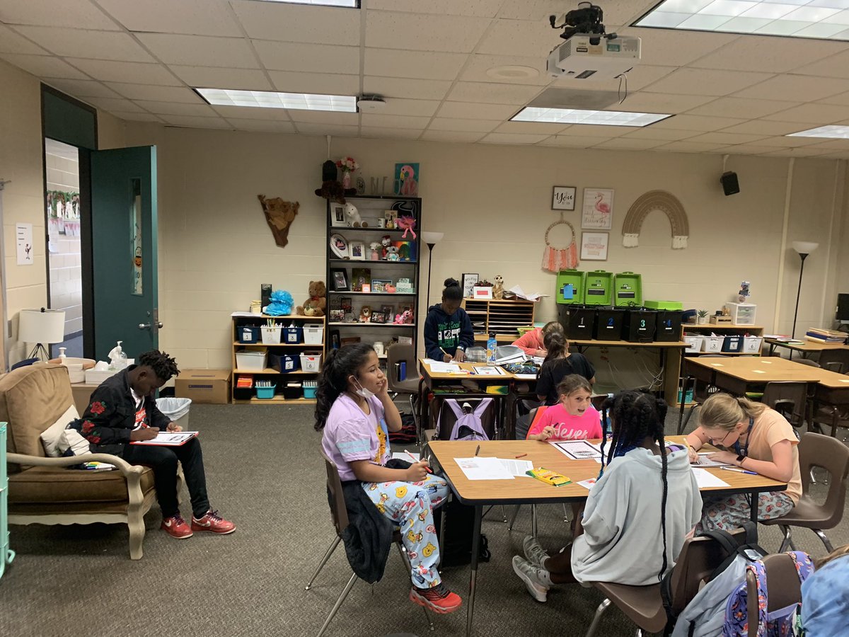 MrsSengele's tweet photo. Student council prepping for our veterans! @HumbleISD_HHE https://t.co/kJQABUS7FW