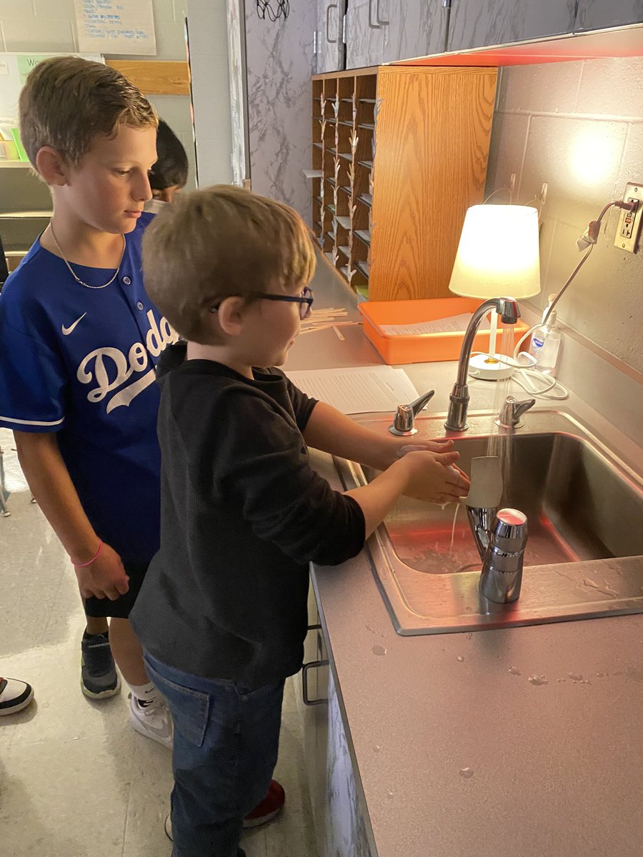 Students form a hypothesis to predict what will happen when bread is exposed to different areas in the classroom including washed hands, unwashed hands, student desks, and chromebooks. 🥼👩‍🔬