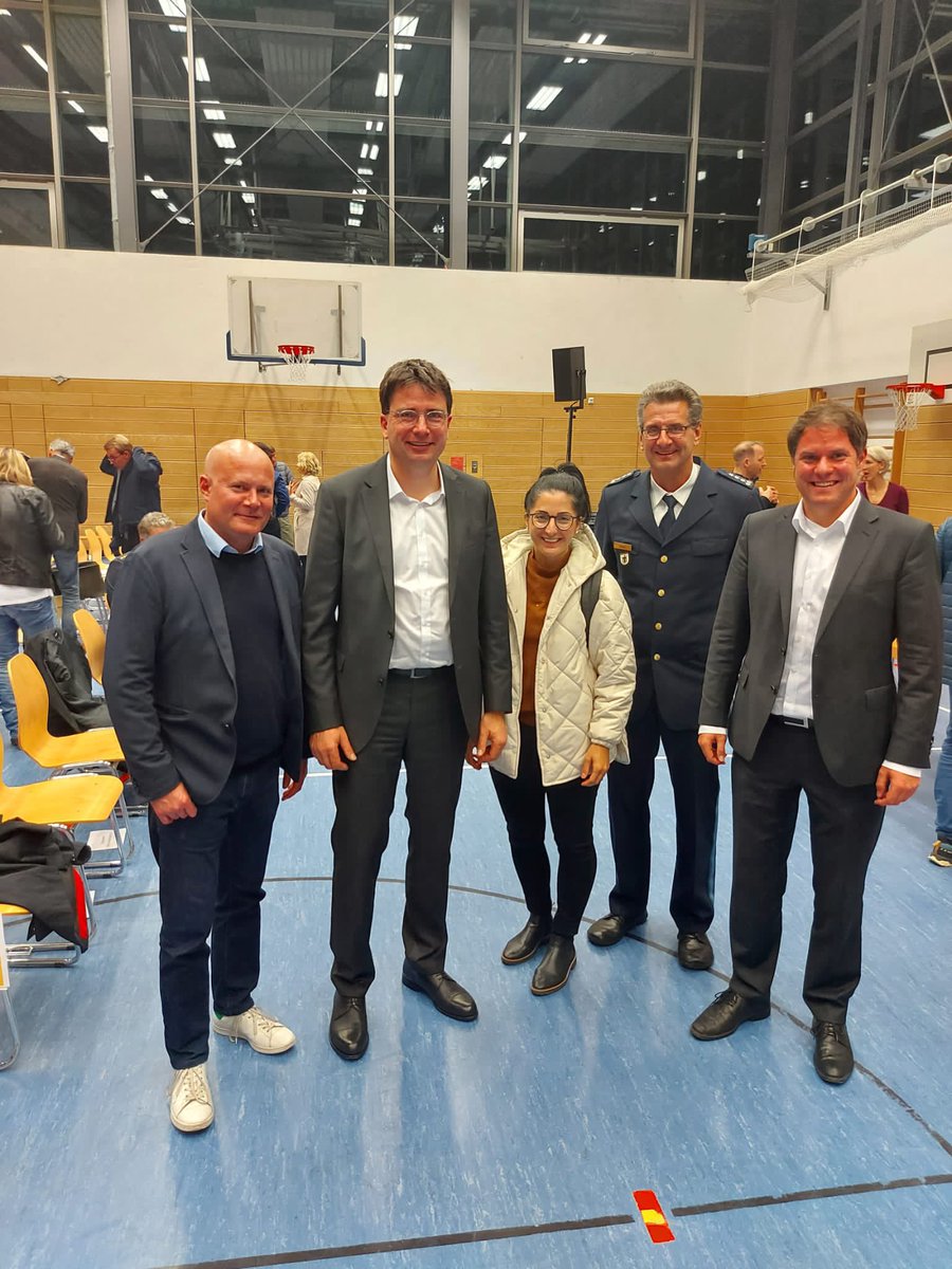 Es war eine interessante #Bürgerversammlung in #Sendling. Danke an die 2. Bürgermeisterin <a href="/KHabenschaden/">Katrin Habenschaden</a> für die Versammlungsleitung, der <a href="/StadtMuenchen/">Stadt München</a> für die Orga. Dabei: MdB <a href="/jamila_anna/">Jamila Schäfer</a> , MdL <a href="/FlorianvonBrunn/">Florian von Brunn</a>, Stadträt*innen <a href="/AnjaBerger/">anja berger</a>, @Vorlaender_Muc. #Bezirksausschuss