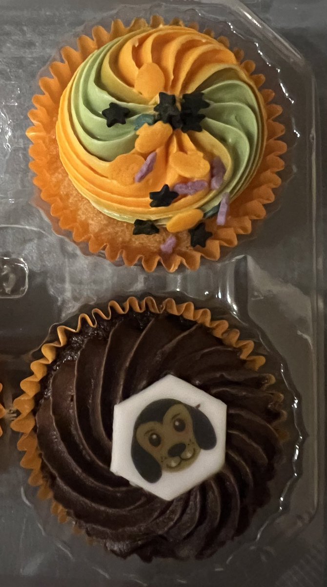 Clare Wiseman (@v5cjw) on Twitter photo I was robbed 😳 there is nothing whatsoever creepy 🕸️👻🎃 about these 6 cupcakes #joke <a href="/sainsburys/">Sainsbury's</a> I was robbed 😳 there is nothing whatsoever creepy 🕸️👻🎃 about these 6 cupcakes #joke <a href="/sainsburys/">Sainsbury's</a>