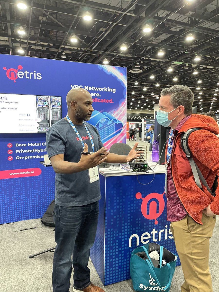 nadiater_mart's tweet photo. @kelseyhightower signing #Kubernetes Up & Running book at @netris_io booth. Was awesome to meet so many bright people @KubeCon_ and hear their thoughts on #VPCanywhere https://t.co/d5neyPSUYJ