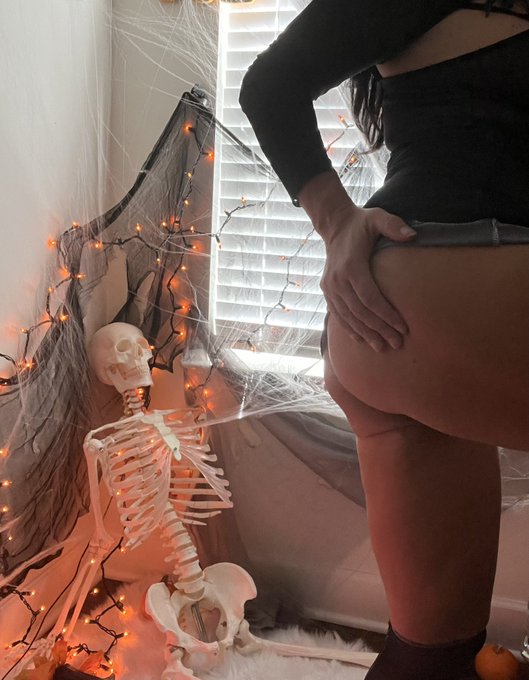 Watch me ride Mr. Skeleton 🎃 at https://t.co/s5rW3DX3XP  while your at it subscribe to my free OF page<a href="/tag/linkinbio"class="tags"><span>#linkinbio</span></a><a href="/tag/pornhub"class="tags"><span>#pornhub</span></a><a href="/tag/milf"class="tags"><span>#milf</span></a><a href="/tag/hotmilf"class="tags"><span>#hotmilf</span></a><a href="/tag/halloweensex"class="tags"><span>#halloweensex</span></a>