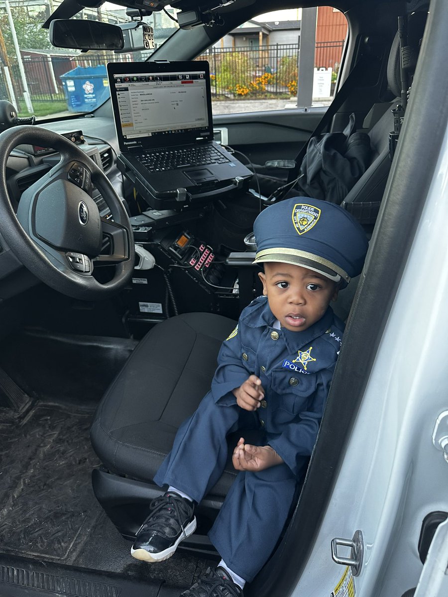 HSD_Supt's tweet photo. Who wouldn’t feel safe during these times with officers like this at our @mrh_ecc campus serving and protecting?! @MRH_Schools We need sensible gun laws NOW as his future self is counting on it! #graceandgratitude https://t.co/t8Yh05eroa