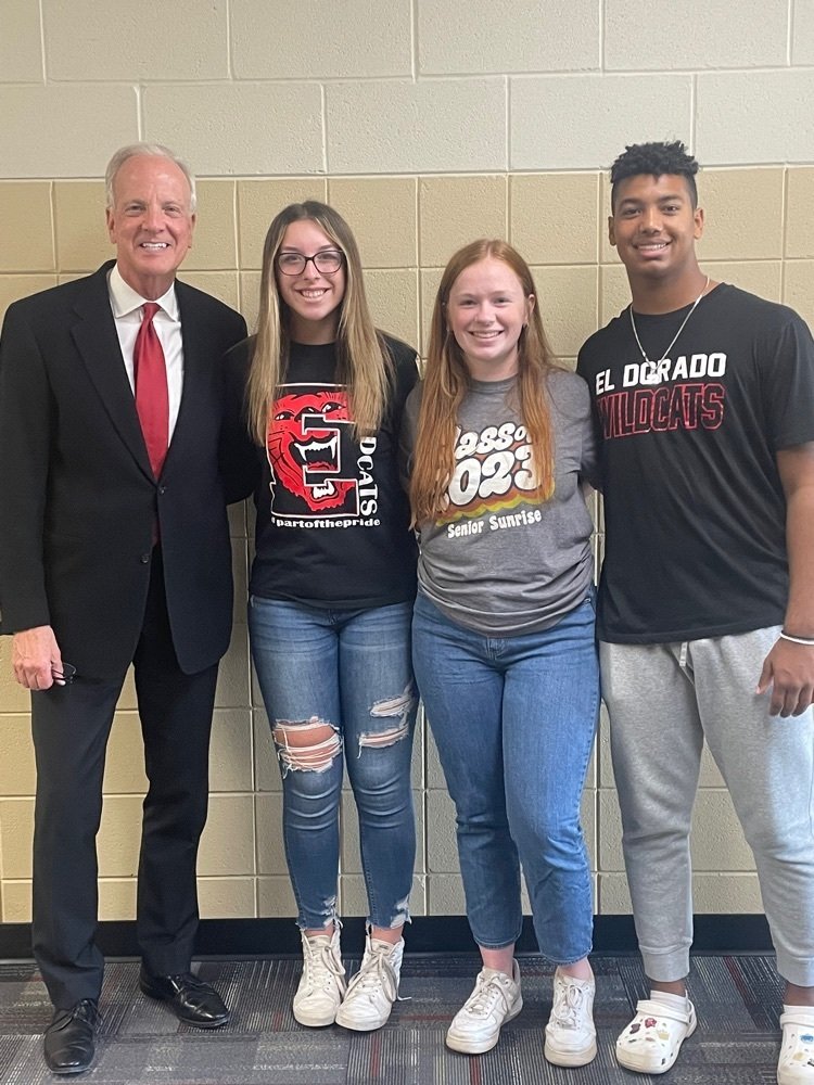 ElDoHSWildcats's tweet photo. We were honored to have Senator Jerry Moran visit EHS today. He was given a tour by three Senior Wildcats and visited a few classrooms! #PartOfThePride #EveryDayWithExcellence https://t.co/jhIIN2hazq