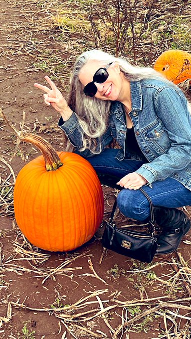My parents went pumpkin picking today. 🧡 https://t.co/aoW3tQ6hfu