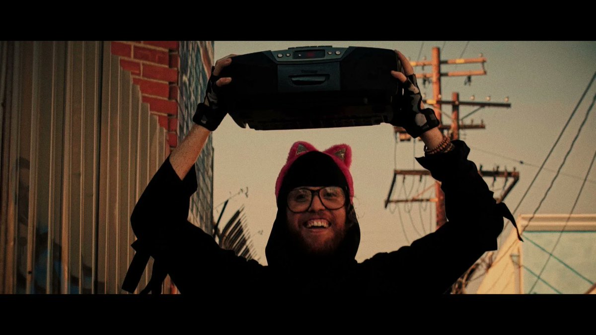 rybartongrimley's tweet photo. What song is Rev listening to? WRONG guesses onlyπ HALLOWEEN COUNTDOWN - 5 DAYS! Watch now: https://t.co/UdFkSRtCCt
#hawkandrevvampireslayers #SupportIndieFilm #RBGfilms #clumsytiger #loadedimage #horror #cultclassic #horrorcomedy #80s #Halloweenmovie #halloweencountdown https://t.co/yViWeCTQi0