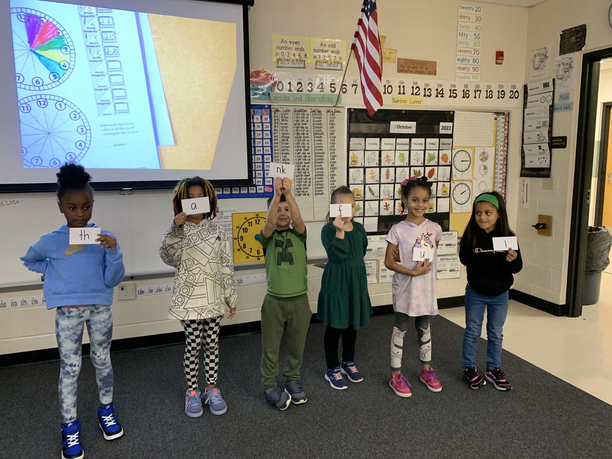 Monicapshots's tweet photo. More phonics fun! ⁦@warrenschools⁩ #LincolnPrideWCS https://t.co/O1mJ2l7fv7