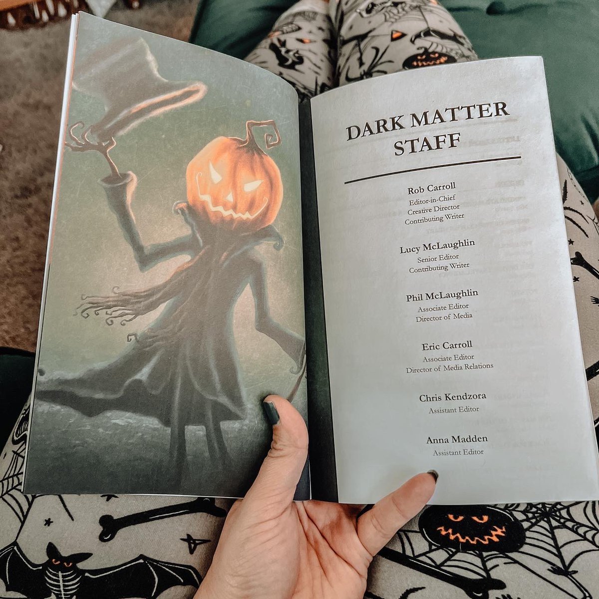 MarcyReads's tweet image. I started reading the stories in @dark_matter_mag @Night_Worms Variant Edition and I’m obsessed! The artwork is phenomenal! The stories, insane! My favorite so far is Queen of the Cloven Heart by @HaileyPiperSays but each has been ace!