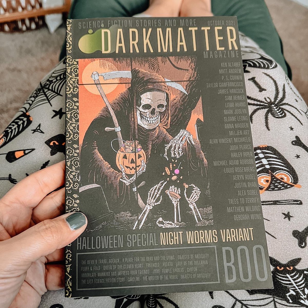 MarcyReads's tweet image. I started reading the stories in @dark_matter_mag @Night_Worms Variant Edition and I’m obsessed! The artwork is phenomenal! The stories, insane! My favorite so far is Queen of the Cloven Heart by @HaileyPiperSays but each has been ace!