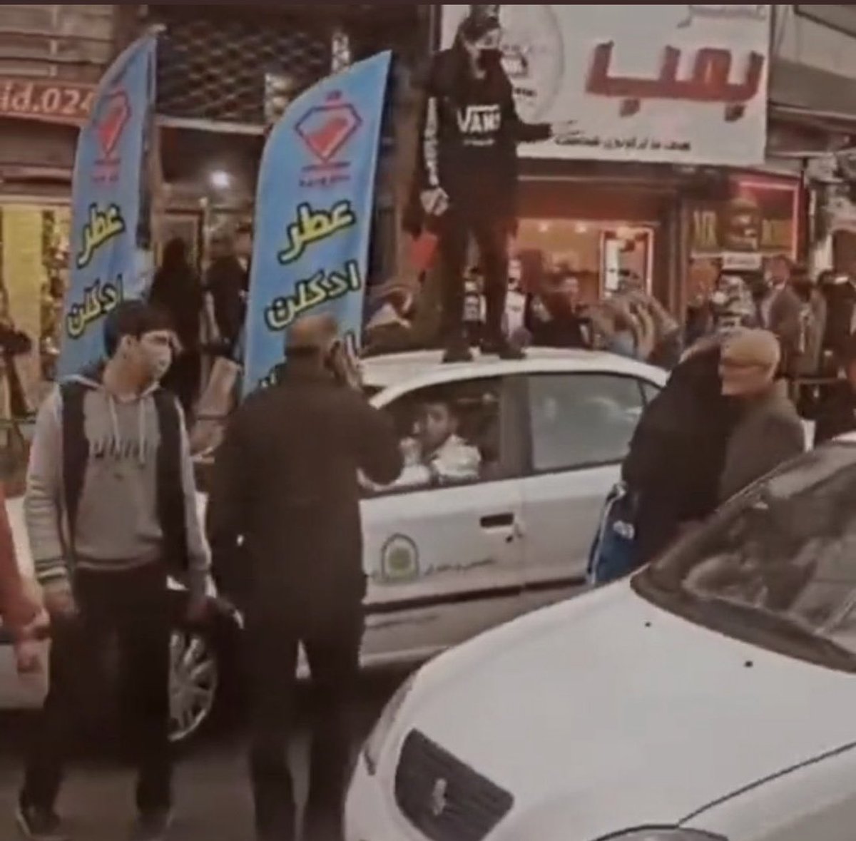 OutFarsi's tweet photo. جمهوری اسلامی را زیر پای دختر ایران مشاهده میکنید؟ انقلاب را با عکس میتونید لمس کنید
#مهسا_امینی https://t.co/YPEwVuD7VX