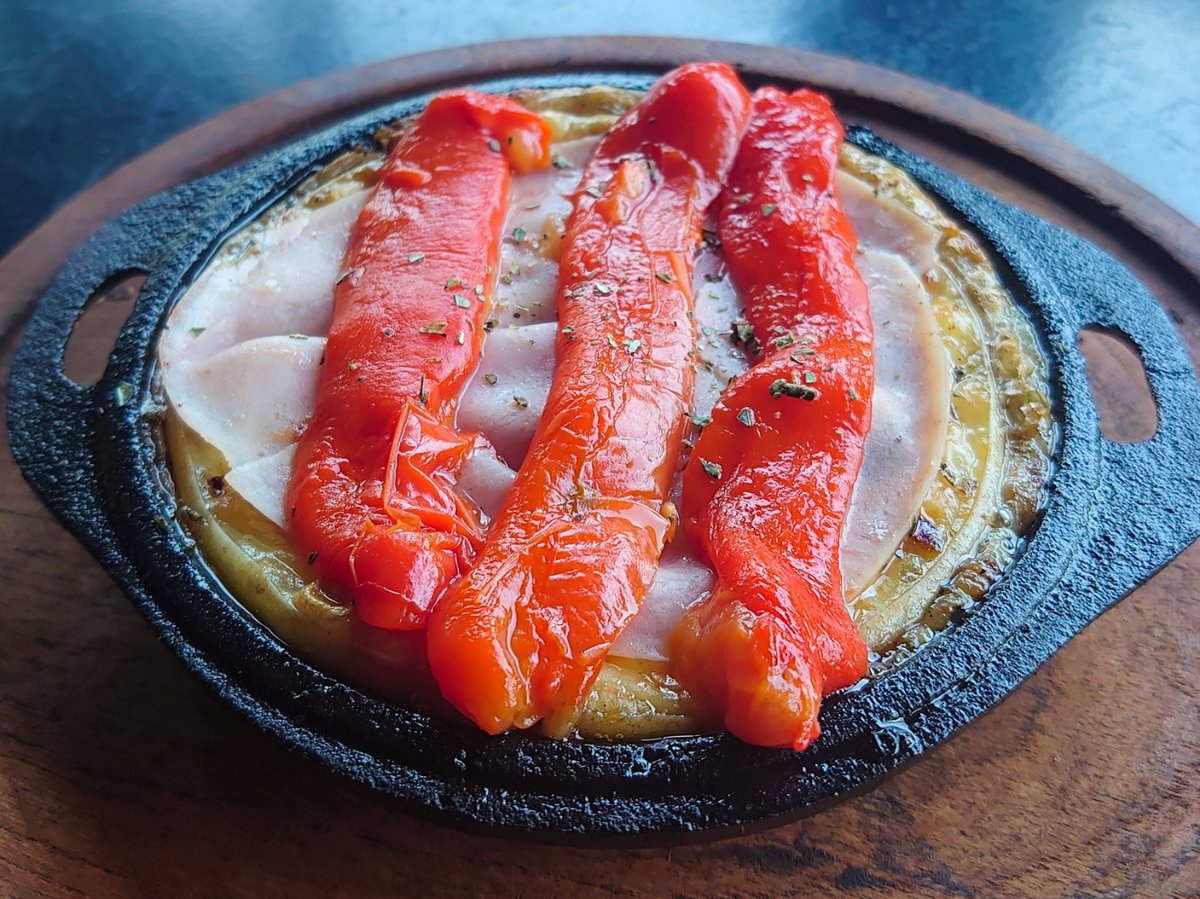 romariopizza's tweet photo. #provoletas 🔥
Hoy te sugerimos jamón y morrón 🤤
Recordá que comprando por la web tenés un 15% de desc. si elegís retirar y abonar en etvo! 
#romariopizza 🍕
Vení a disfrutar 🤗
.
.
.
#pizzaargentina #empanadas #foodie #palermo https://t.co/sENYwGxhrr