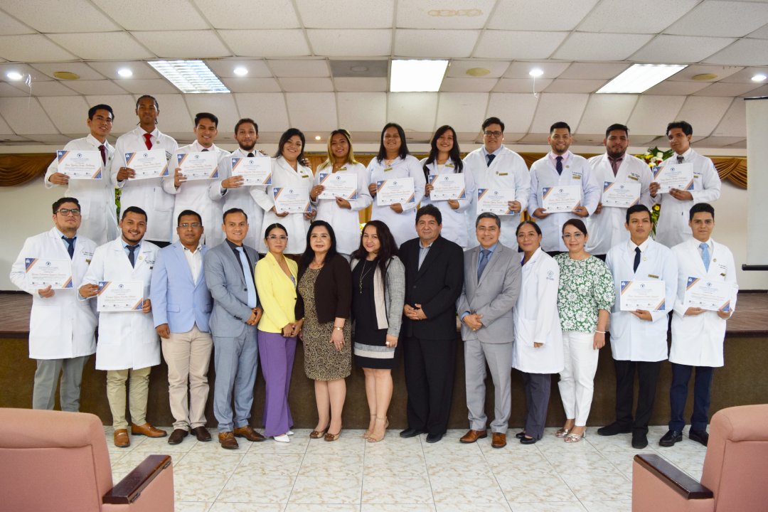 UdeGuayaquil's tweet photo. #NoticiasUG || En la Facultad de Ciencias Médicas de la Universidad de Guayaquil se realizó la Ceremonia de Imposición colectiva de mandiles, botón y certificado a los ex internos de medicina de la Junta de Beneficencia de Guayaquil cohorte septiembre 2021 - 2022. https://t.co/O5GE82pFHk