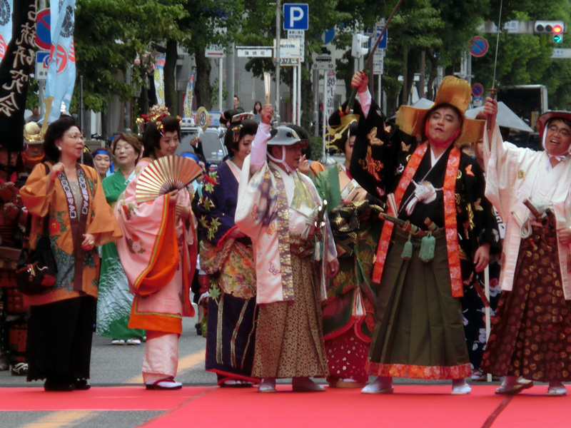 DATIWAWA's tweet photo. ところでコスプレサミットの古い撮影フォルダを見てたら、2014年は徳川宗春NHK大河ドラマ誘致活動の一環で、河村市長と大村知事が今じゃ考えられない距離感で一緒に出演してたんですねぇ。
なんでこんなことに…? #WCS2014 https://t.co/IqMVVIIzA7