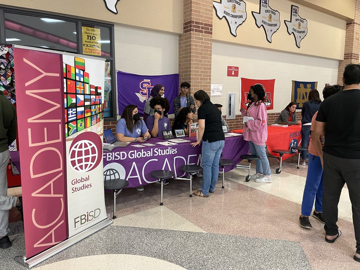 AP_Skelton19's tweet photo. So proud of our students from @DigitalMediaAca @fbgsa &amp; @FB_IBMA for assisting with the FBISD High School Programs of Choice Community Nights!! ▶️🌎💰 #FBISDProgramsMonth https://t.co/iIncuQalXS