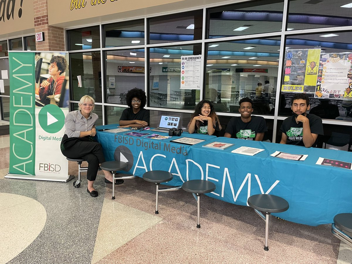 AP_Skelton19's tweet photo. So proud of our students from @DigitalMediaAca @fbgsa &amp; @FB_IBMA for assisting with the FBISD High School Programs of Choice Community Nights!! ▶️🌎💰 #FBISDProgramsMonth https://t.co/iIncuQalXS