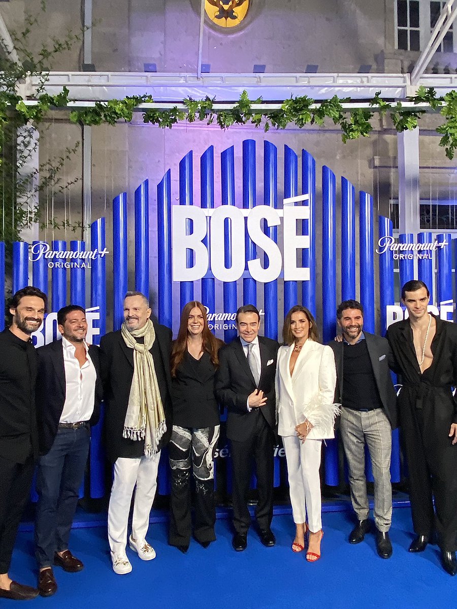 🎬 Miguel Bosé y los protagonistas de #BoséLaSerie, @ivansanchezz_ y @JosePastorr_ llegan al evento de presentación de la ficción en México @paramountplusla