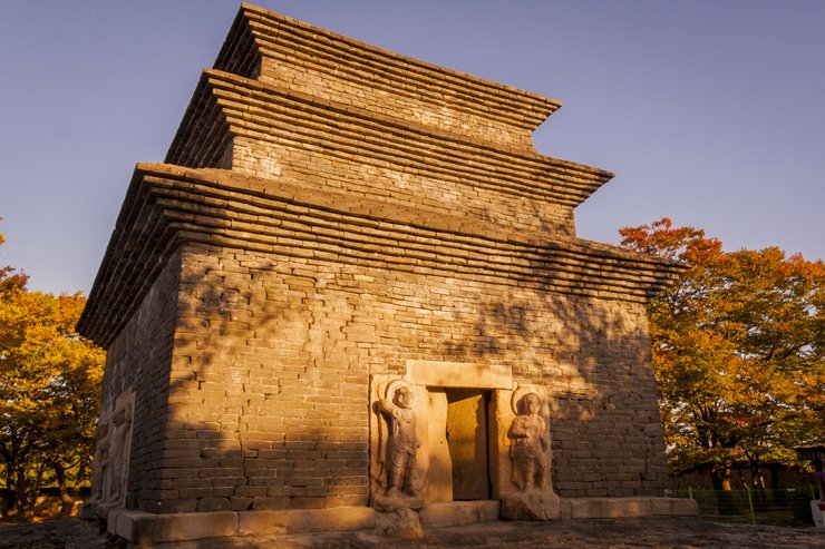 museums_org's tweet photo. The semi-rural city of Gyeongju  is home to an impressive collection of well-preserved temple and palace ruins built during the Silla Kingdom. Sculptures and pagodas demonstrate some of the finest examples of Buddhist art found in Korea.
#nft #culture #history  #nftcollector https://t.co/Q95jfLjlRR