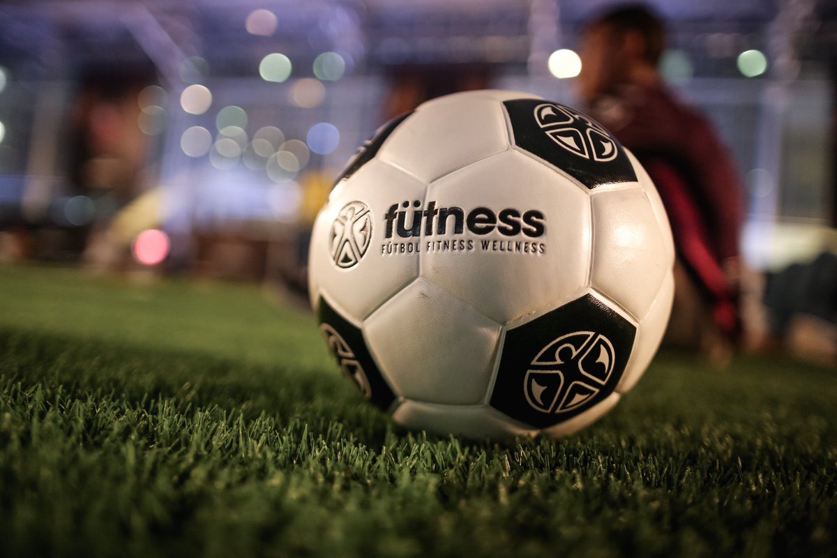 CONMEBOL's tweet photo. ¡Guayaquil vivió la experiencia #Futness! ⚽️🙌
Una jornada donde los visitantes de la #EmbajadaDelHincha conocieron esta metodología de entrenamiento que aplica el acondicionamiento físico y todo el poder del fútbol y el balón en sesiones fitness de alta intensidad. https://t.co/4GgGeeGWoJ