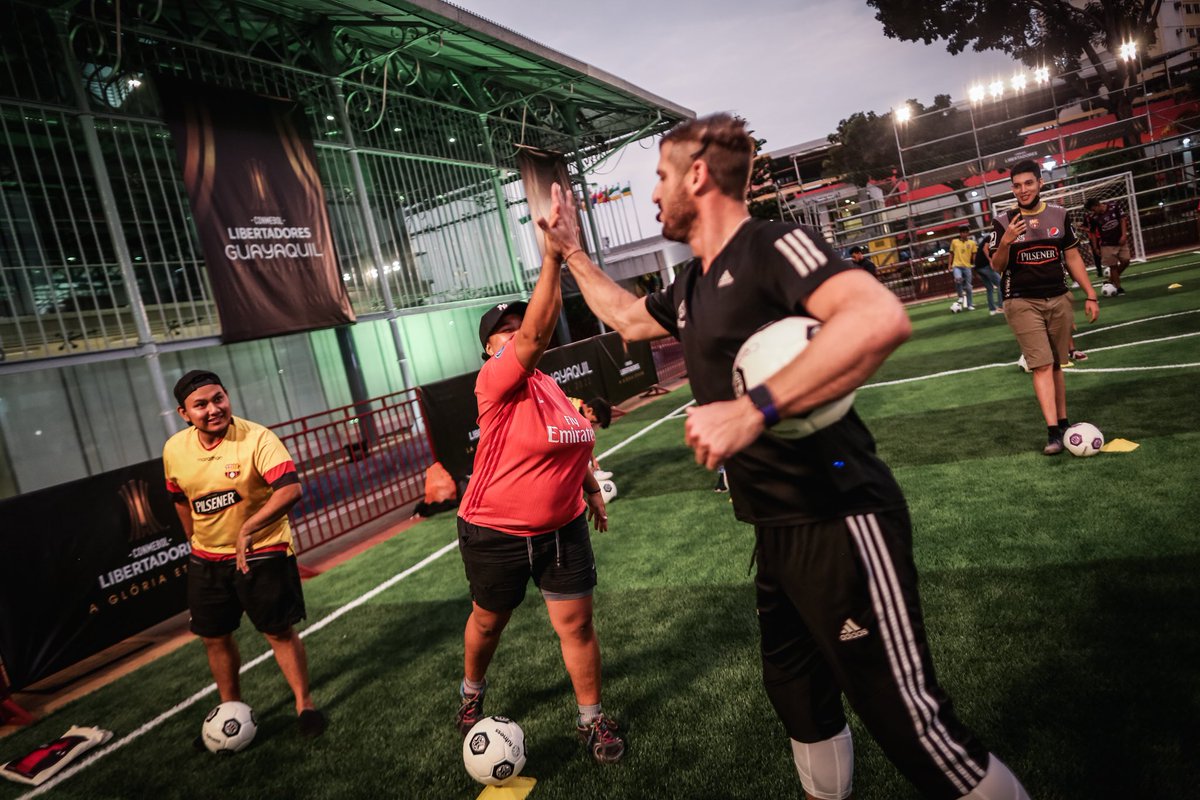 CONMEBOL's tweet photo. ¡Guayaquil vivió la experiencia #Futness! ⚽️🙌
Una jornada donde los visitantes de la #EmbajadaDelHincha conocieron esta metodología de entrenamiento que aplica el acondicionamiento físico y todo el poder del fútbol y el balón en sesiones fitness de alta intensidad. https://t.co/4GgGeeGWoJ