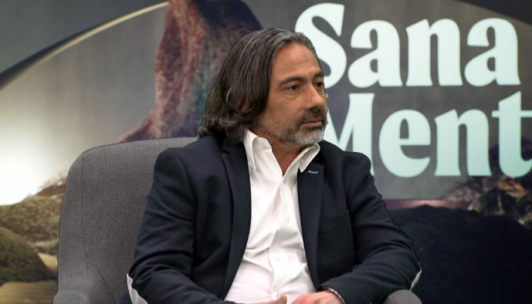 CNNChile's tweet photo. #SanaMente | [Entrevista] Felipe Lecannelier sobre la crianza y la salud mental: “Chile es el país que más grita, castiga y prohíbe a los niños” https://t.co/twjDU21eLq https://t.co/FUYyHyBsRb