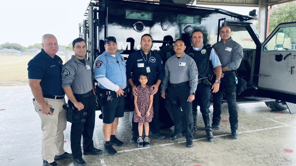 scholarpride's tweet photo. Thank you Career Day presenters! #McAllenPD #Firefighter #USCustoms #USMarshall #Coach #Librarian #ParkRanger #CityOfMcAllenWater #CourtReporter #Paramedic #MISDPolice #Banker https://t.co/5F5MKv3lTB