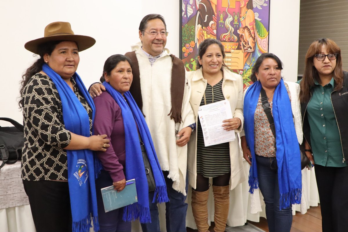 LuchoXBolivia's tweet photo. Hoy nos reunimos con las y los hermanos de las organizaciones sociales y autoridades de #Potosí, con las que definimos una importante agenda de entrega de obras en favor de nuestro departamento, en homenaje al próximo aniversario de su gesta libertaria.
¡Que viva Potosí! https://t.co/QDlXtl5Xm6