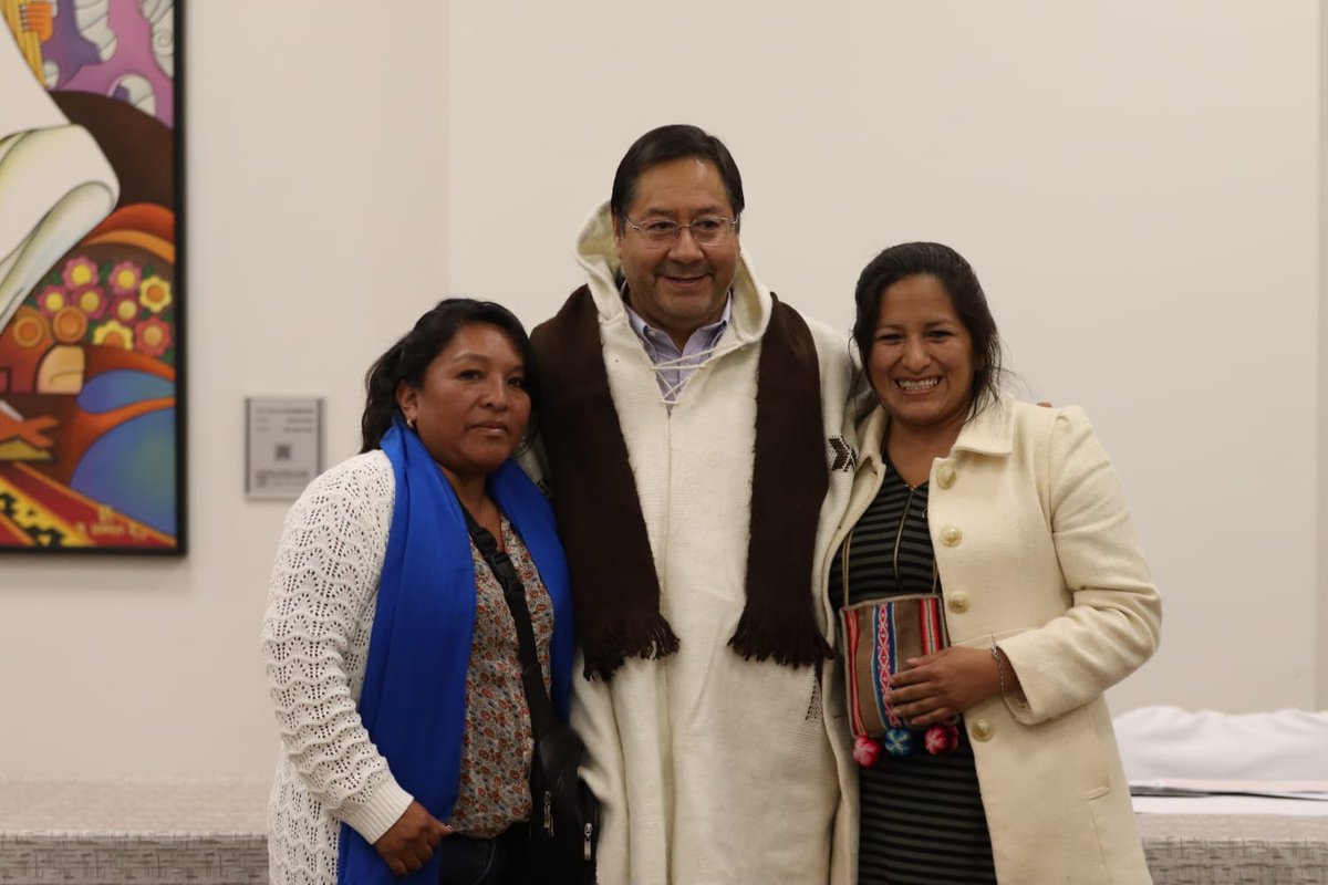 LuchoXBolivia's tweet photo. Hoy nos reunimos con las y los hermanos de las organizaciones sociales y autoridades de #Potosí, con las que definimos una importante agenda de entrega de obras en favor de nuestro departamento, en homenaje al próximo aniversario de su gesta libertaria.
¡Que viva Potosí! https://t.co/QDlXtl5Xm6