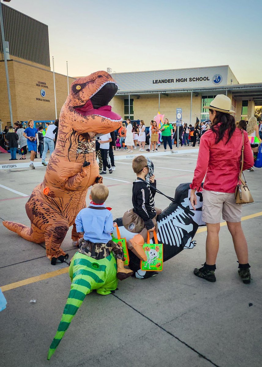 LHSFFA's tweet photo. Trunk or Treat Fun https://t.co/udh4bsIFS9
