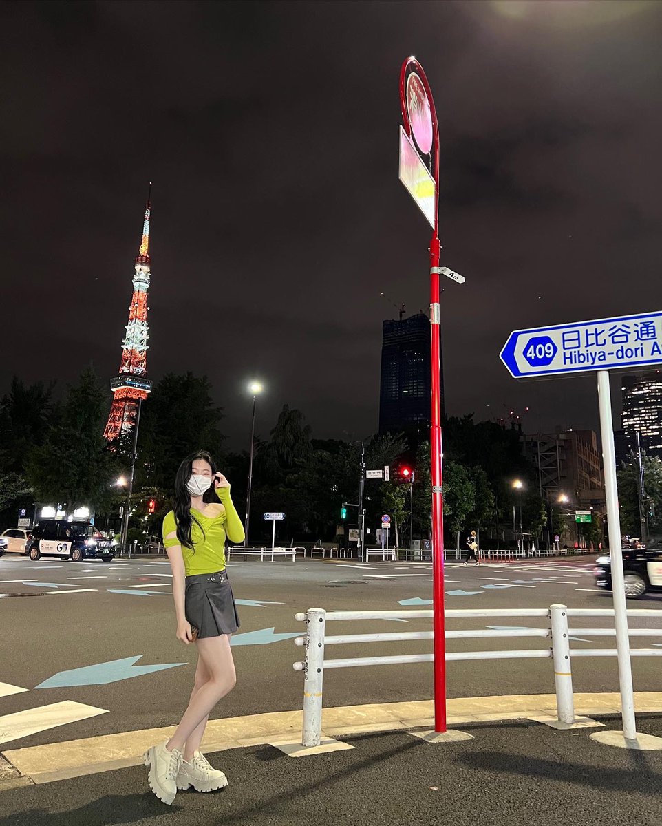 chaernyeong's tweet photo. If you ever spot a familiar individual among the crowd, that is the look and perspective you will get when you shout her name on the street. She shines the brightest and stands out the most because of her overflowing happiness, which will stop you for a second. https://t.co/YuBWTH5tiB