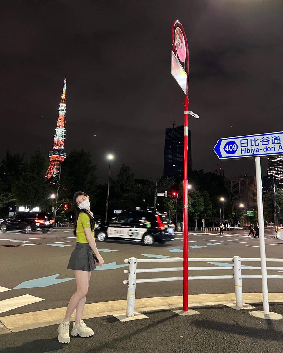 chaernyeong's tweet photo. If you ever spot a familiar individual among the crowd, that is the look and perspective you will get when you shout her name on the street. She shines the brightest and stands out the most because of her overflowing happiness, which will stop you for a second. https://t.co/YuBWTH5tiB