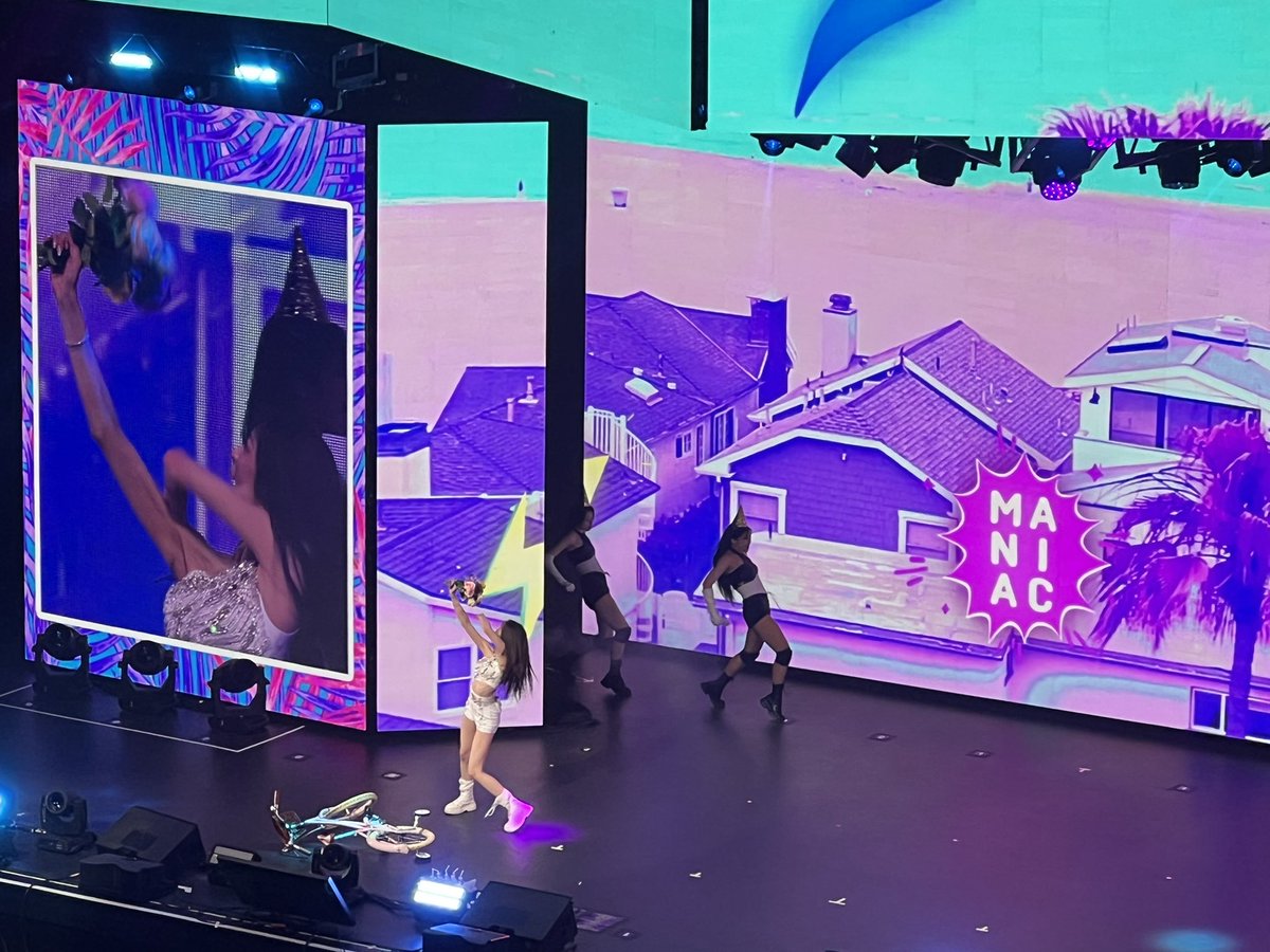 A_Once_In_LA's tweet photo. @ITZYofficial #ITZY_WORLD_TOUR #itsy #ITZY_WORLD_TOUR_LA  we are having fun #yeji. #yuna #ryujin https://t.co/akOwQLVs6e