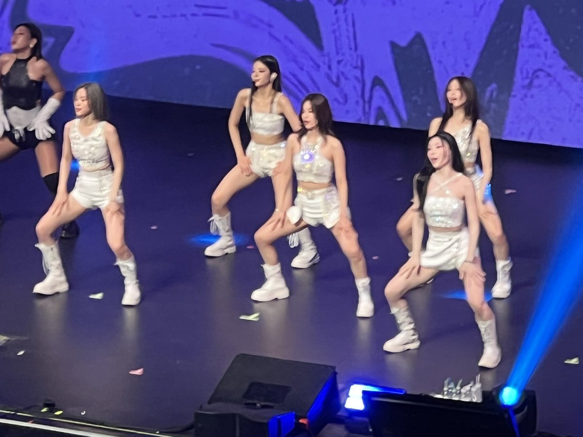 A_Once_In_LA's tweet photo. @ITZYofficial #ITZY_WORLD_TOUR #itsy #ITZY_WORLD_TOUR_LA  we are having fun #yeji. #yuna #ryujin https://t.co/akOwQLVs6e