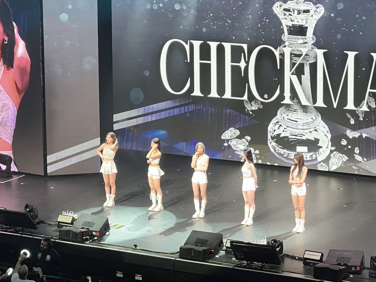 A_Once_In_LA's tweet photo. @ITZYofficial #ITZY_WORLD_TOUR #itsy #ITZY_WORLD_TOUR_LA  we are having fun #yeji. #yuna #ryujin https://t.co/akOwQLVs6e
