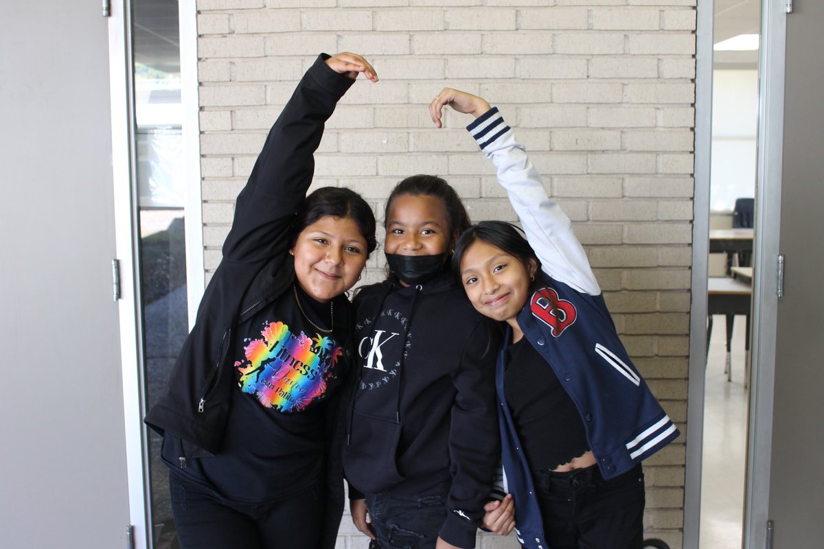 SmithES_AISD's tweet photo. Friends don’t let friends do drugs! Check out these kiddos and their twins/triplets! #RedRibbonWeek2022 #smithstallions #AldineConnected @AldineISD @igcarter2010 https://t.co/E8kUqhBd7T