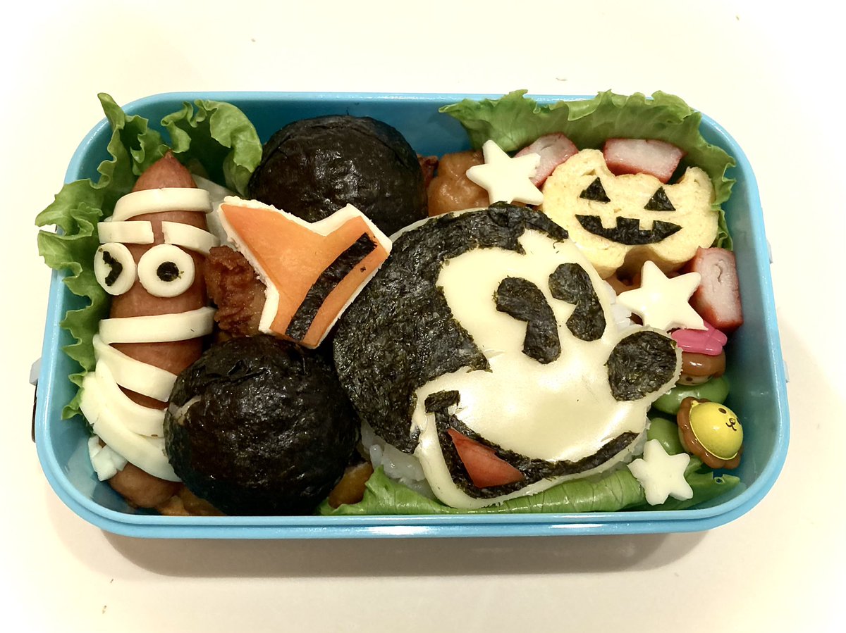 次男の遠足のため、キャラ弁つくりに励みました！

ミッキーハロウィン🎃弁当

わぁ💕と喜んでくれました。
子供の笑顔は母のエネルギーですね！

#キャラ弁
#ハロウィン
#ミッキー
#遠足弁当