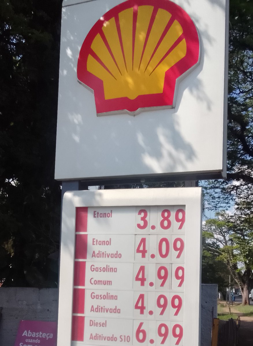 DatinginBrazil's tweet photo. Gasoline is cheaper in Brazil. The below prices when converted are as follows:

R3.89 =$.72 cents per liter
R4.09 =$.76 cents per liter
R4.99 = $.93 center per liter
R6.99 = $1.30 per liter

It takes 4 liters for one gallon.

#Datingblackinbrazil, https://t.co/fUzBqMM9v2 https://t.co/m7qlGEhtrR