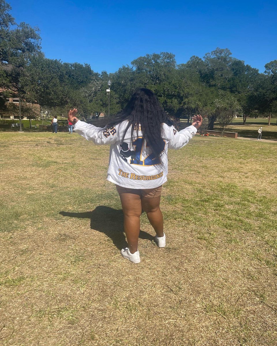 PreciousssHazel's tweet photo. I was contemplating posting my picture because someone made a comment on me being plus size Then remembered who I was . Precious Marie Beautiful Black Plus Size Woman with a 3.9 Gpa ,2 degrees, a growing Nonprofit .People rather make rude comments then deal with their own issues https://t.co/RAGePZSgkF