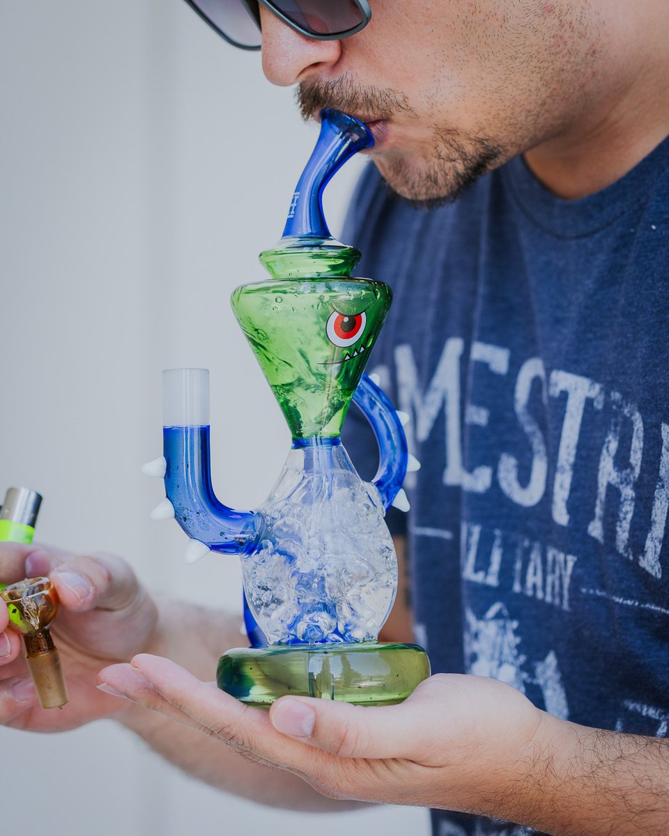 hemperco's tweet photo. The Candy Monster XL does not like to waste. Recycling water🚰, reducing splash back💦, and preventing smoke from getting stale,🌬️ means MAXIMUM flavor from these Monster rips! 🍬 https://t.co/RQQ4QK5pau