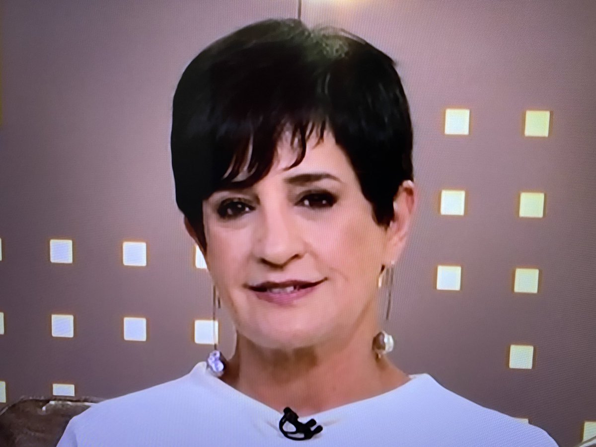 rosafrossati's tweet photo. Por favor, @NatuzaNery @juliaduailibi e @AndreiaSadi, me ajudem nessa apuração!!! Preciso descobrir de onde é esse brinco que a @MonicaWaldvogel está usando hoje! https://t.co/jI25SMh2Qc